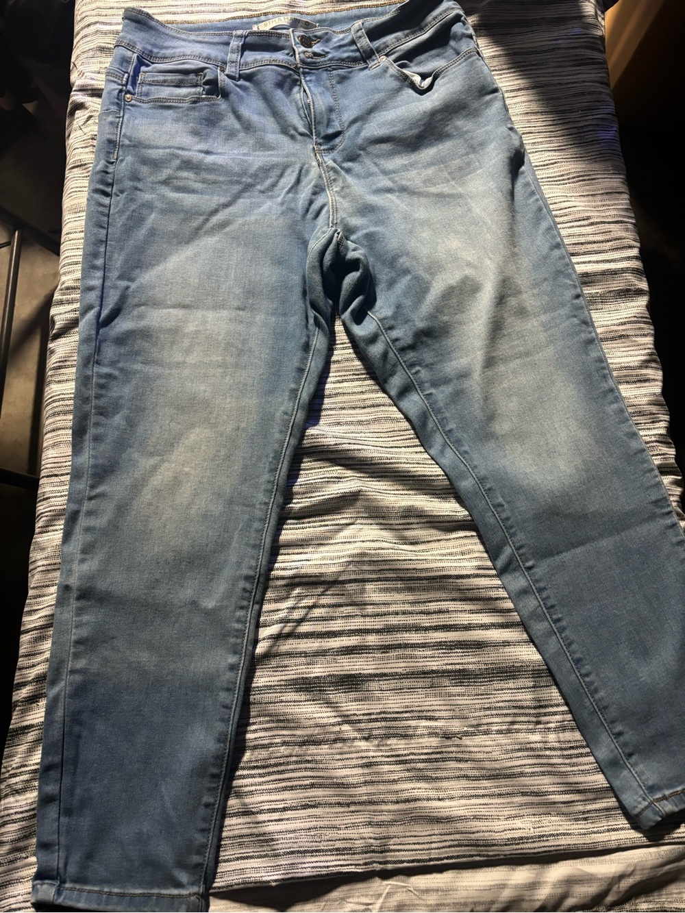 Women's Skinny Stretch Jeans in Light Blue Wash